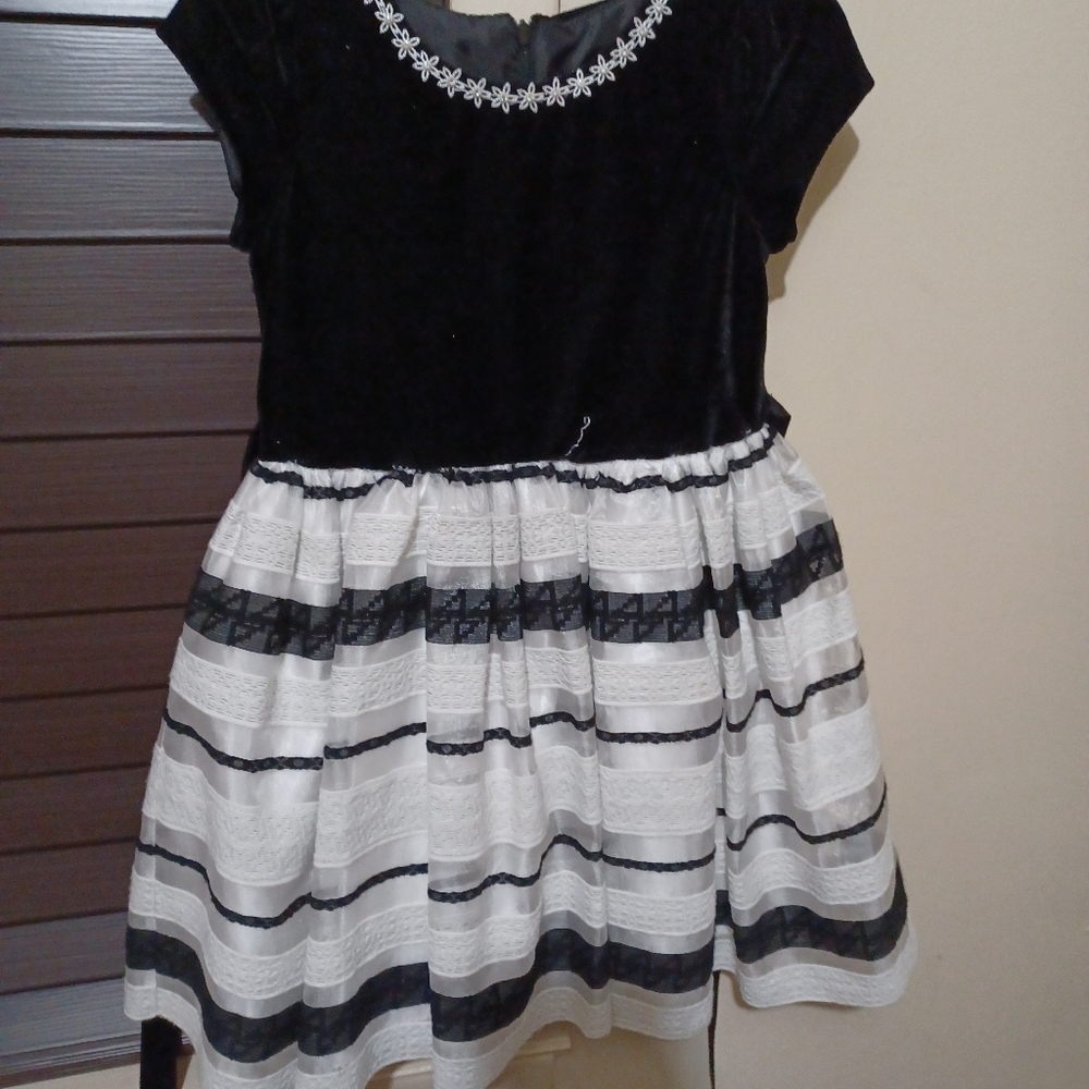 Girls dressy dress in black and white Sx 6
